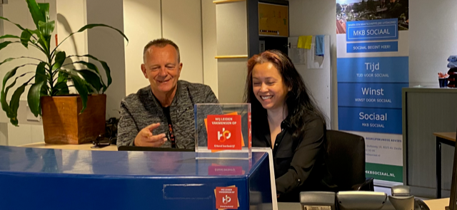 Malinda Wongok en jobcoach Jan Dijkstra aan het werk.